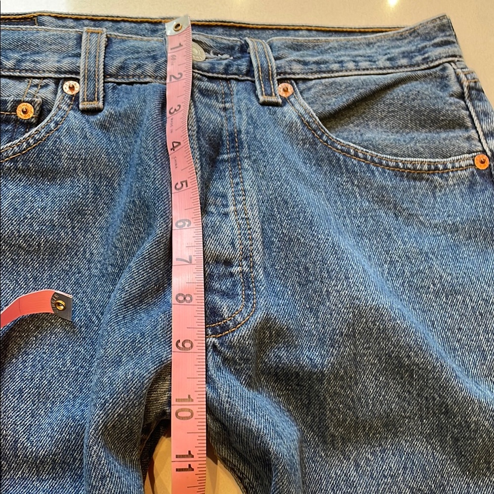 Levi’s Woman’s 501 Classic Straight Leg Blue Jeans, Size 31 x 32, EUC - Picture 11 of 13